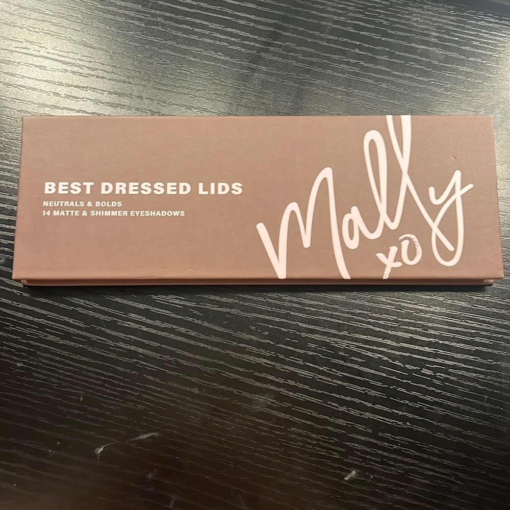 “Best dressed lids” eyeshadow palette